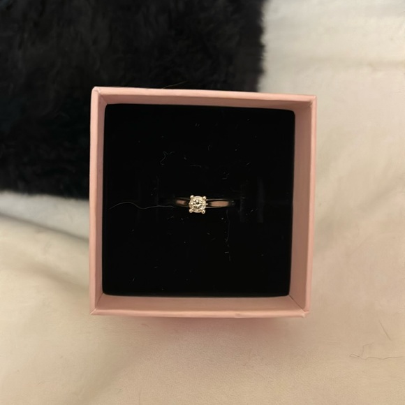 Engagment ring - Picture 1 of 1